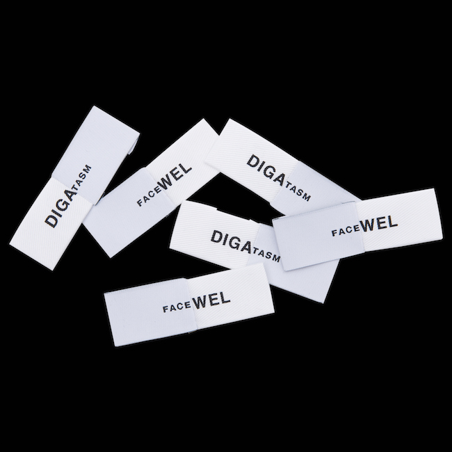 DIGAWELL と FACETASM のブランドタグを半分ずつ繋げたユニークなコラボタグ。| © Dover Street Market Ginza