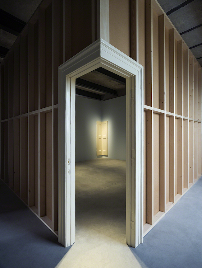 「Corner Door and Doorframe」Robert Gober、2014-15年 | © Fondazione Prada