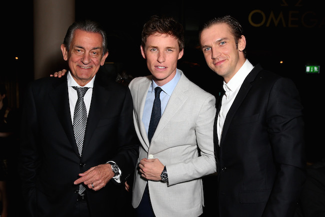 (左から) OMEGA の社長である Stephen Urquhart、俳優の Eddie Redmayne と Dan Stevens。ロンドンの高級地区メイフェアにあるレストラン「Quaglino’s」にて開催された就任式にて。