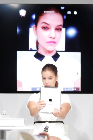 AR 技術を用いて、メイクアップの疑似体験を楽しめる「メイクアップ ジーニアス」をデモンストレーションで披露した Barbara Palvin | © L’Oréal Paris