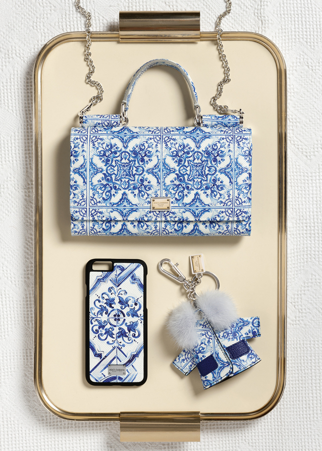 バッグ ¥ 140,000、iPhone ケース ¥ 19,000、バッグチャーム ¥ 46,000 ※ iPhoneケースはデザインが変更になる可能性があります | © Dolce &amp; Gabbana