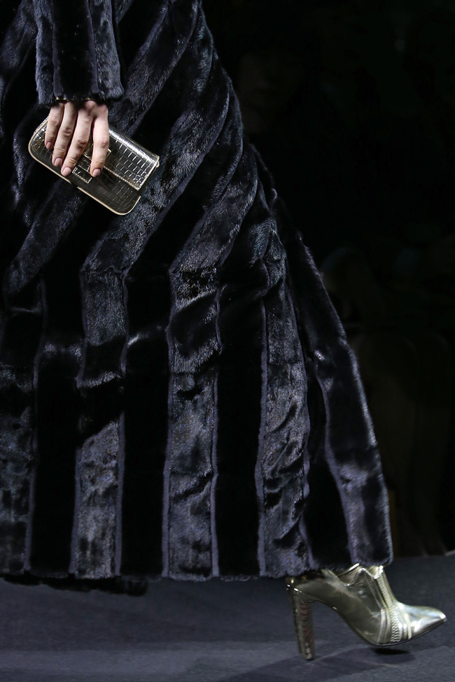 異なる質感のファーをジオメトリックに繋ぎ合わせたフルレングスのコート | © Fendi