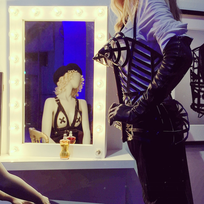「MDNA」ツアー (2012年) にて Madonna が着用した Jean-Paul Gaultier のステージ衣装